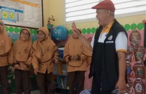 Bung Aguk, bersama siswi MI Darun Najah II Banyuwangi