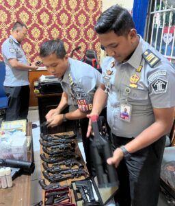 Petugas lapas Kelas IIA Banyuwangi,  lakukan perawatan rutin pada senjata