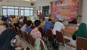 Acara penyerahan anugerah yayasan Lentera  sastra pada kadis perpus Banyuwangi 