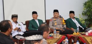 Kombes Pol Rama Samtama Putra, S.I.K., M.Si., M.H., bersama pengurus Lembaga Dakwah Islam Indonesia (LDII) Banyuwangi.