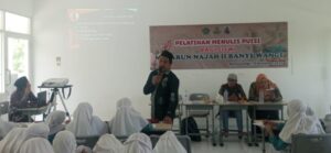 Syafaat, nara sumber dari Yayasan Lentera sastra