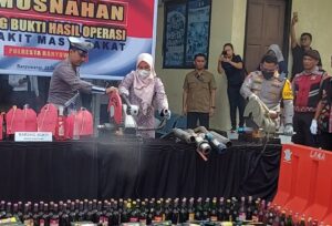 Bupati Banyuwangi  Ipuk Fiestiandani  bersama Kapolresta  Banyuwangi,  Kombes  Rama Samtama Putra secara simbolis memotong knalpot brong