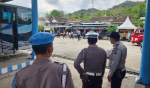 Petugas gabungan lakukan pemeriksaan kesehatan di terminal.sritanjung Banyuwangi 