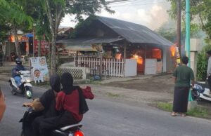 Kedai mie di Jajag yang terbakar