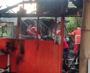 Petugas Damkarmat  Banyuwangi  memadamkan api di kedai mie Jajag 