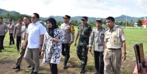 Pj.Gubernur Jatim, bersam bupati Banyuwangi, Ipuk Fiestiandani bersama forpimda  resmikan rumah hunian bagi korban banjir Kalibaru