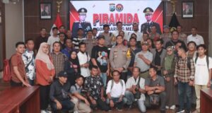 Kapolres Jember, AKBP Bayu, bersama para wartawan