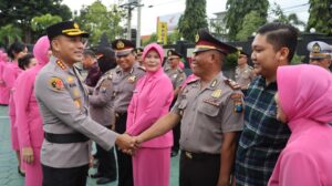 Kapolresta  Banyuwangi,  Kombes  Rama  Samtama  Putra  ucapkan selamat kepada para personel yang mendapat kenaikan pangkat