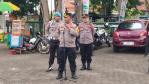 Kapolresta Banyuwangi Kombes Pol Rama Samtama Putra, memberikan arahan pada personel