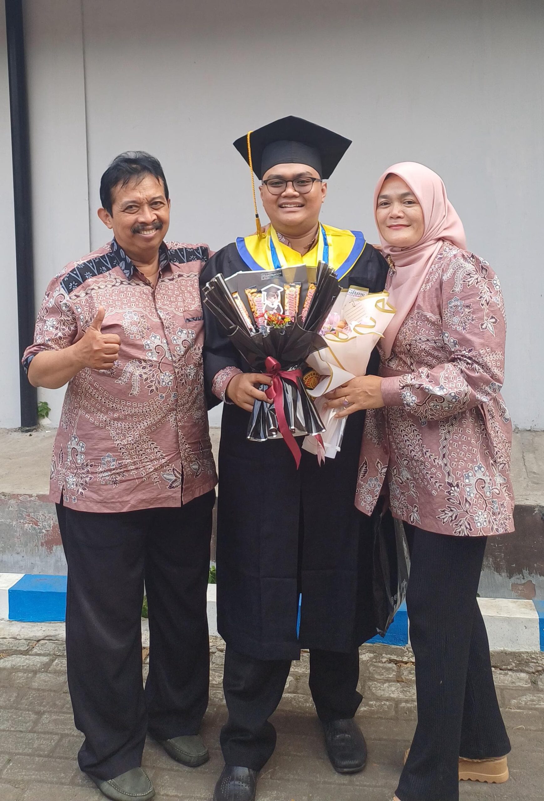 Salah seorang wisudawan Unej bersama keluarga (bpk.Ilham sekeluarga)