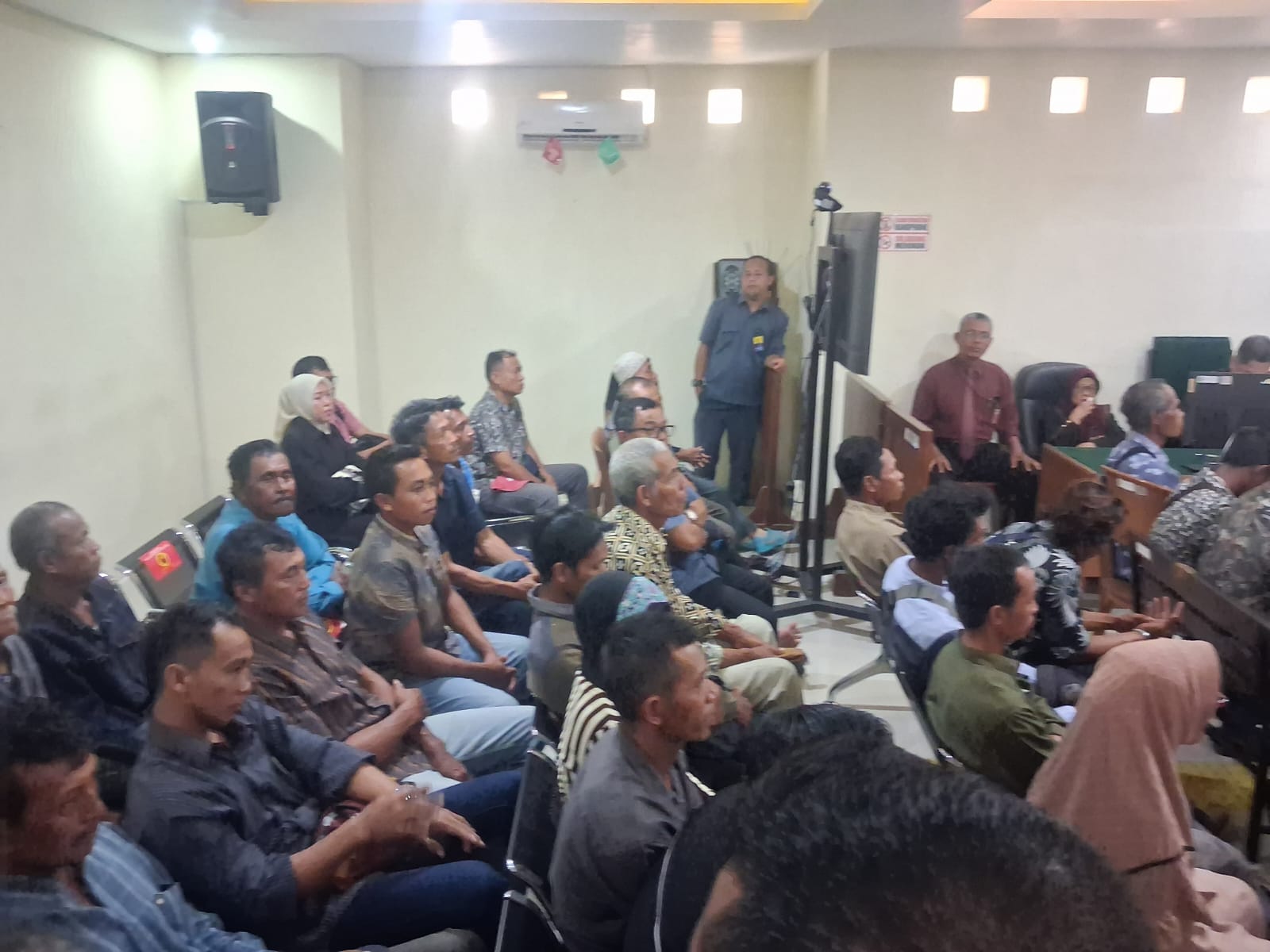 Suasana sidang gugatan oleh HJ.Hallimah di PN Banyuwangi 