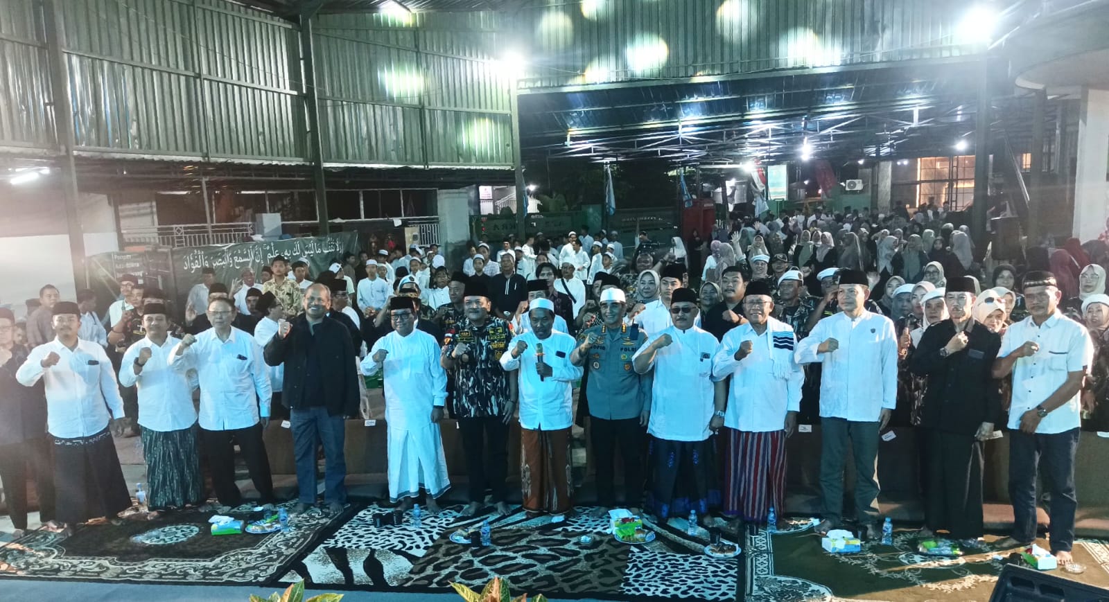 Foto bersama Irjen Ibnu Suhendra, Kapolresta Banyuwangi Dr. Rofiq Ripto Himawan, S.I.K.,S.H.,M.H., KH. Achmad Wahyudi, Ketua RK Hakim Said, dan pukuhan tamu undangan lainnya