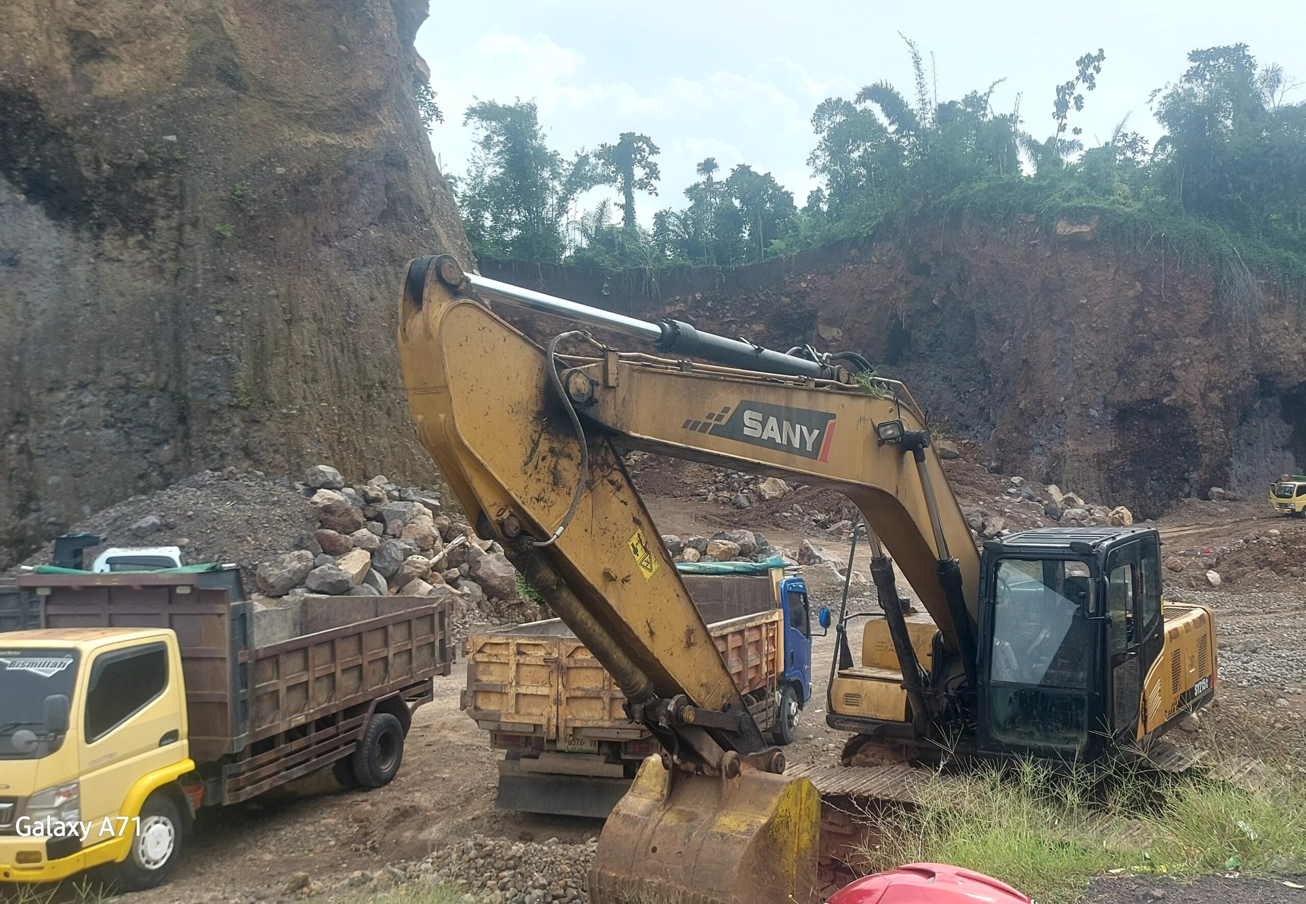 Aktifitas. Penambangan di barat kantor Desa Singolatren - Singojuruh