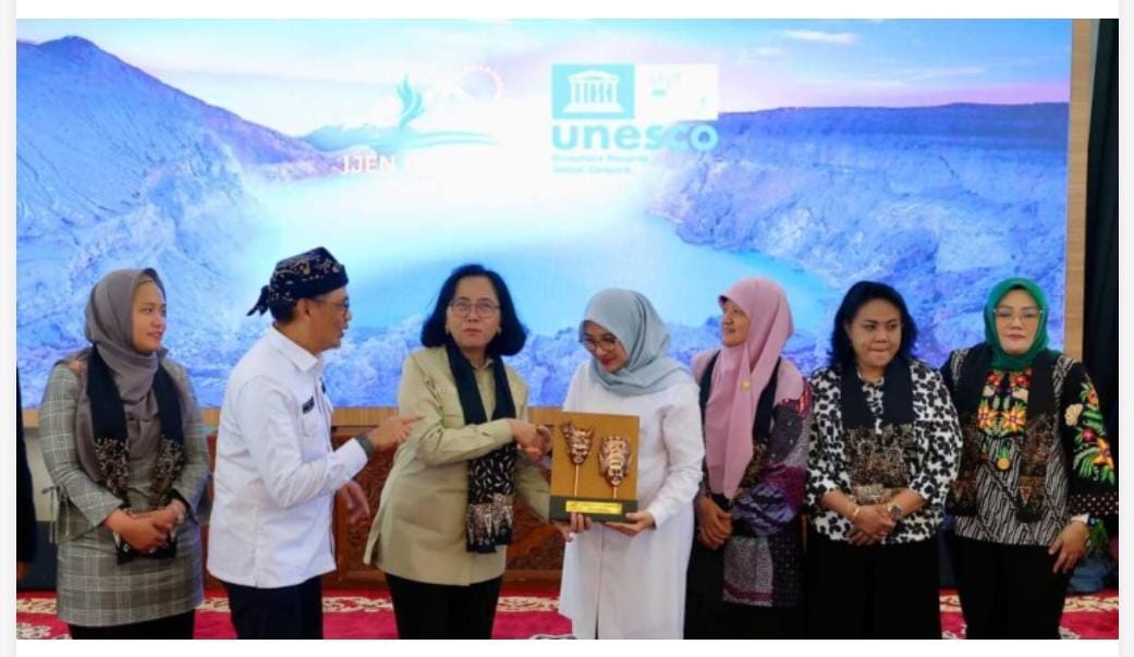 Rombongan Komisi X DPR RI dan Bupati Bannyuwangi, Ipuk Fiestiandani (jilbab_baju Putih)