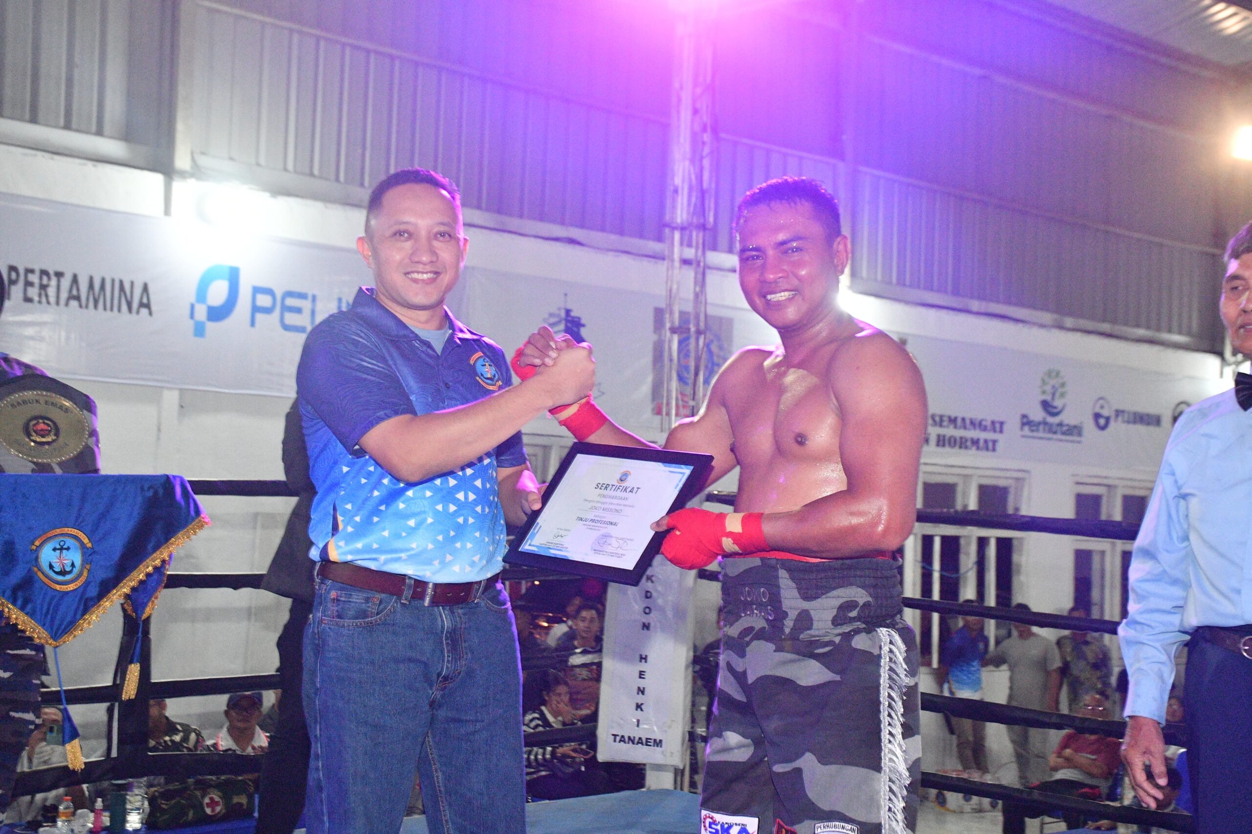 Komandan Lanal Banyuwangi, Letkol Laut (P) Muhamad Puji Santoso, M.Sc., bersama salah satu atlit/panitia