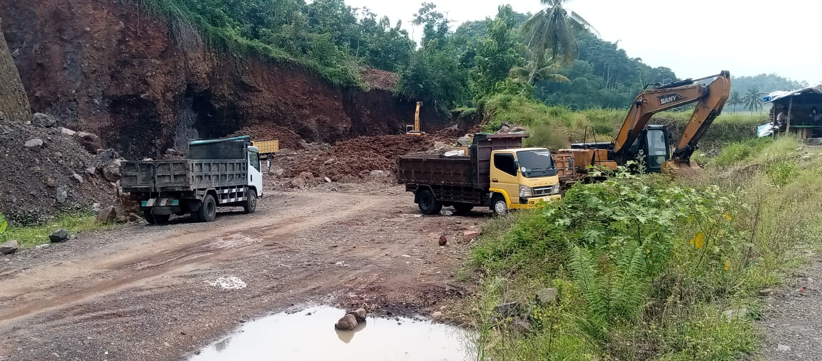 Aktifitas penambangan di barat Kanntor Desa Singolatren - Singojuruh