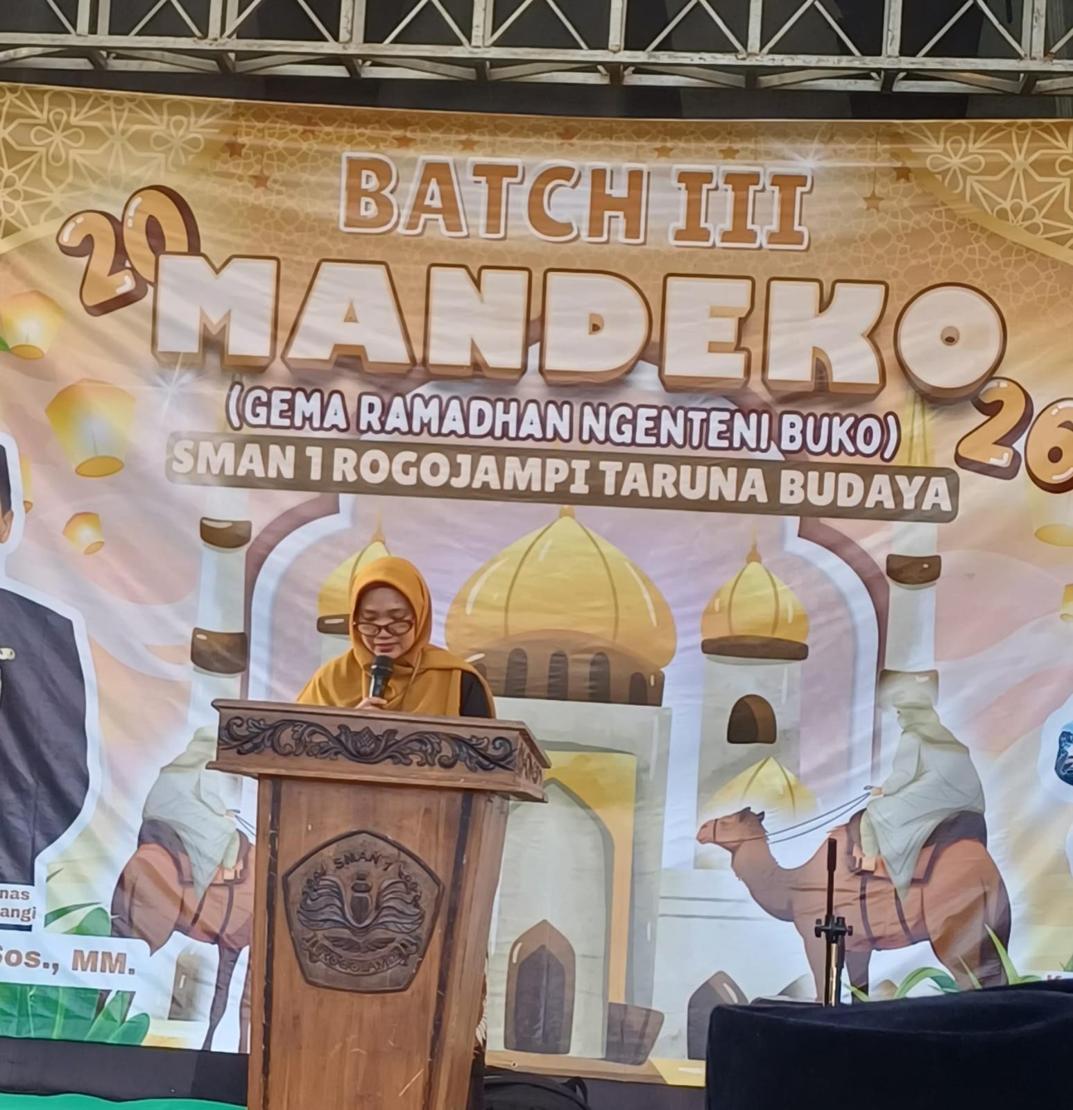 Kepala SMAN 1 Taruna Budaya Rogojampi, Dr. Elis Santi, M.Pd.