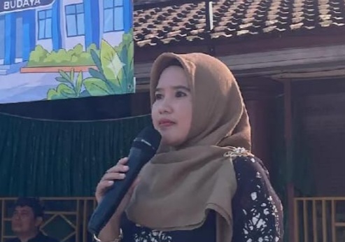 pembina upacara, Nur Indah Sari, S.Pd,