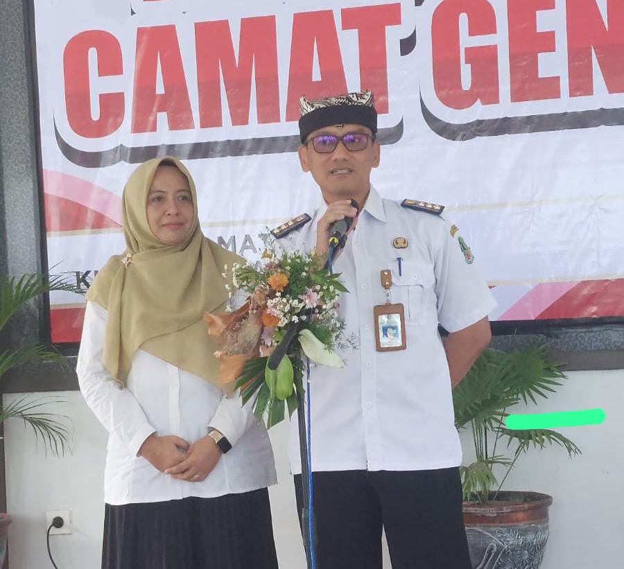 Camat Genteng, Khoirul Hidayat,S. STP, M.Si. didampingi istri