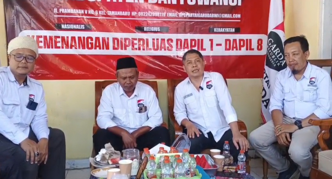Ketua DPC Partai Garuda Banyuwangi, Alex Budi Setiyawan, S.H., M.H.,didampingi pengurus