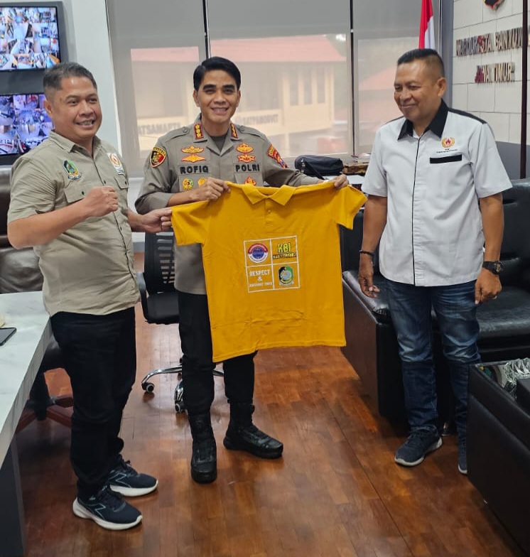 Foto : ki-ka, Alex Budi Setiyawan, M.H. (Ketua KBI Banyuwangi), Kombes Pol Dr. Rofiq Ripto Himawan, S.I.K., S.H., M.H. (Kapolresta Banyuwangi).dan Drs. Ahmad Khoirullah, M.M. (Ketua KONI Banyuwangi)