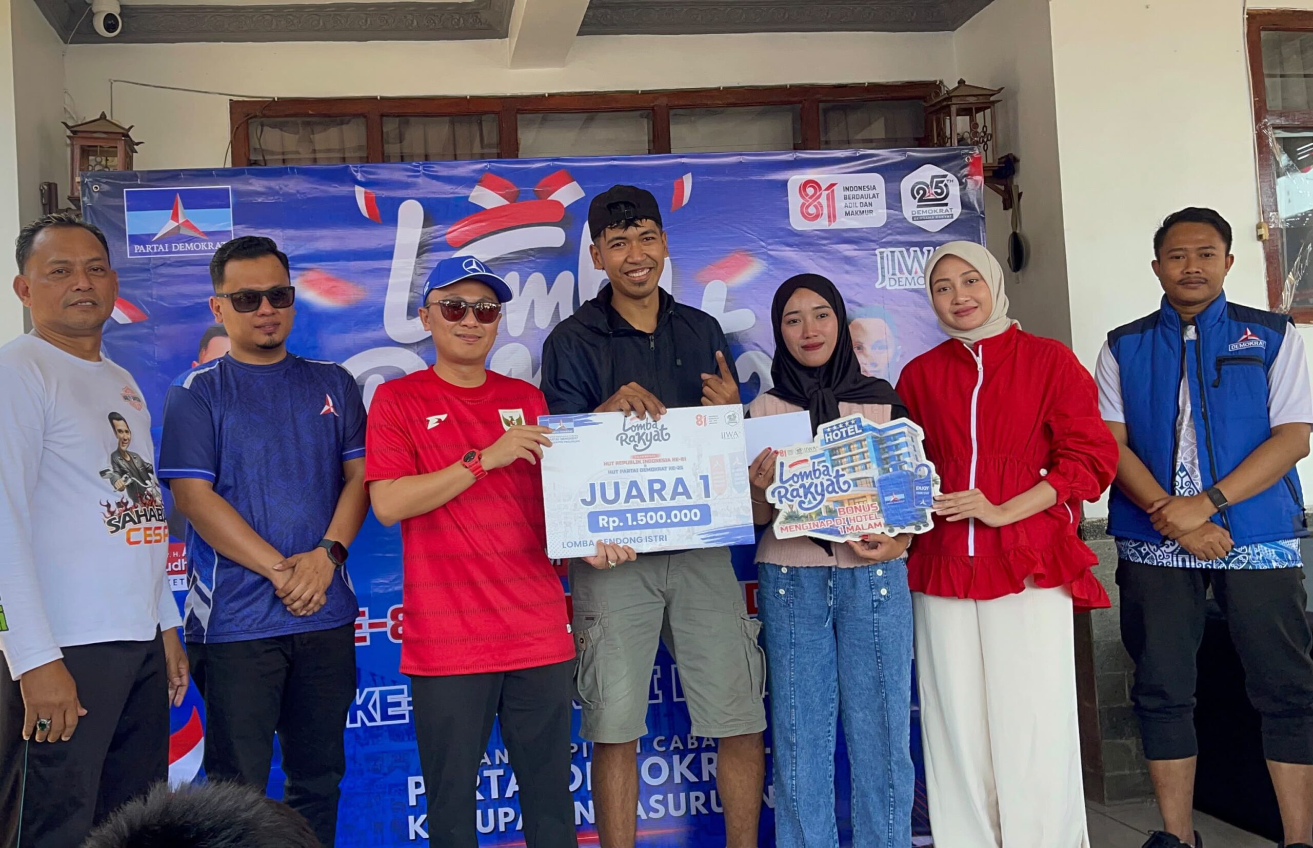 Foto : Naufal beserta istri saat menyerahkan hadiah kepada pemenang lomba. Lomba gendong istri yang menarik perhatian