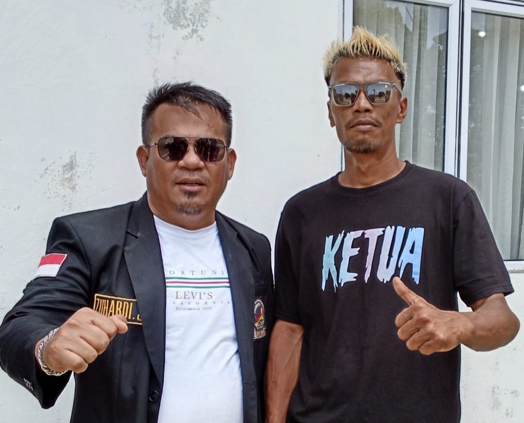 Foto : Zuhardi aktivis Lingga (kaos putih)