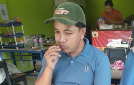 Fotp : Romadhon  (kaos biru) dari CV Jaya Mulia saat istirahat di warung lokasi dekat frontage buduran.