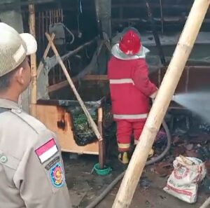 Dalam Waktu Singkat, Kebakaran Rumah di Sukonatar Berhasil Ditangani Damkar Banyuwangi