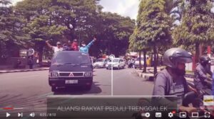 Aliansi Rakyat Peduli Trenggalek Unjuk Rasa di Depan Gedung DPRD Trenggalek