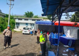 Bersama Bawaslu, Polres Jember Jaga Ketat Proses Pelipatan dan Sortir Surat Suara