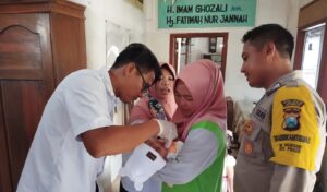 Bhabinkamtibmas Polres Jember Aktif Dukung Program Vaksinasi Polio Bagi Anak