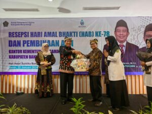 Acara Launching Antologi Puisi di Banyuwangi, Kepala Kanwil Kemenag Jawa Timur Mendapat Buket Buku