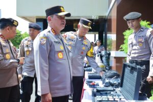Pastikan Pemilu Aman dan Kondusif, Kabaharkam Polri Cek Personel dan Peralatan Pengamanan di Polda Jatim