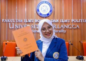 Tesisnya Membahas “Policy Capacity Pemerintah Desa”, Bupati Banyuwangi, Ipuk.Festiandani Lulus S2 di Unair
