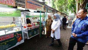 BPR Jatim Bantu Puluhan PKL di Banyuwangi dengan Gerobak Baru