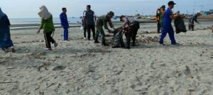 Peduli Lingkungan, Polisi bersama TNI Gelar “Sapu Bersih Sampah Laut” di Pamekasan