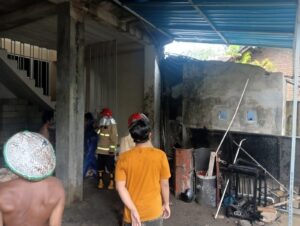 Gudang “Tiga Pilar” di Banyuwangi Terbakar Akibat Konsleting Listrik