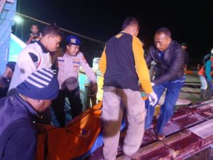 Satpolairud Polresta Banyuwangi Evakuasi Jenazah ABK KMN FR 82, di Dermaga Pelabuhan Tanjung Wangi