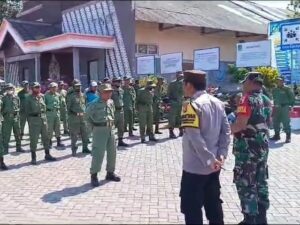Babinsa dan Babhinkamtibmas Menggelar Apel Linmas di Pesanggaran- Banyuwangi