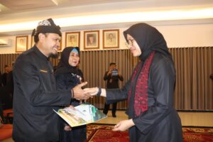 Bupati Ipuk Lantik 55 Kepala SD dan SMP se-Banyuwangi