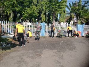 Sinergisitas Polres Nganjuk bersama Kodim 0810 Kerja Bakti Bersihkan Fasum dan Rumah Ibadah