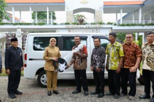 Bupati Banyuwangi, Ipuk Fiestiandani, Memberikan Bantuan Mobil Operasional kepada Perwakilan Walubi