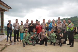 Kapolres Jember Cek Langsung TPS Terpencil, Untuk Pastikan Kelancaran Dan Keamanan Proses Pemungutan Suara