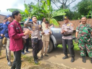 Polisi di Bondowoso Gelar Tradisi Ronjengan, Himbau Masyarakat Agar Tidak Golput 