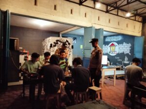 Cooling System Polres Tulungagung Patroli Sambang Ajak Warga Jaga Persatuan dan Kesatuan Pasca Coblosan Pemilu