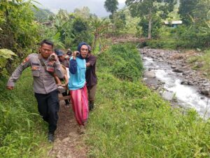 Sigap Melayani, Polisi Pikul Warganya yang sakit Di Sukorambi Jember