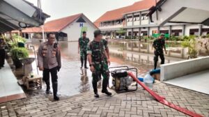 Sinergitas, Polisi Bersama TNI dan BPBD Tangani Banjir di Sidoarjo