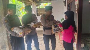 Polres Tulungagung Beri Bantuan Keluarga Petugas Linmas TPS 7 Desa Notorejo yang Meninggal