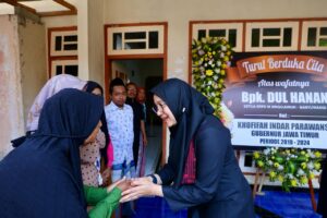 Takziyah Bupati Banyuwangi Ipuk Fiestiandani ke Rumah Duka Almarhum Ketua KPPS: Insya Allah Khusnul Khotimah